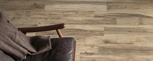 Fliesen in Holzoptik kombinieren die Vorteile beider Materialien.