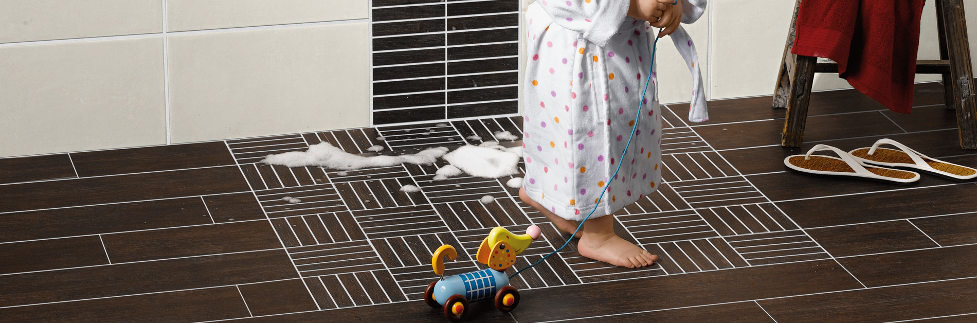 Badezimmer mit bodengleicher Dusche für Senioren und Menschen mit Handicap.